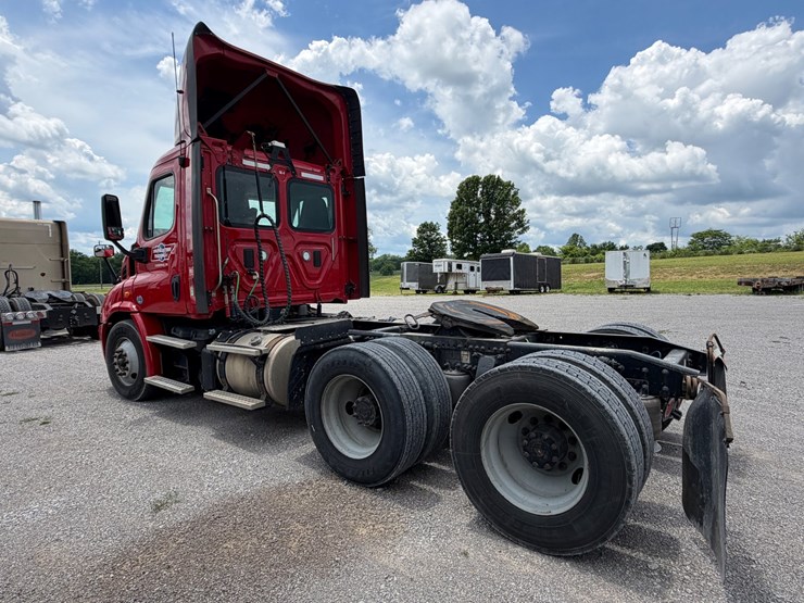 2016-freightliner-cascadia-113-image-4