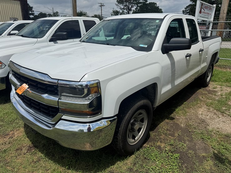 2017-chevrolet-silverado-1500-image-1