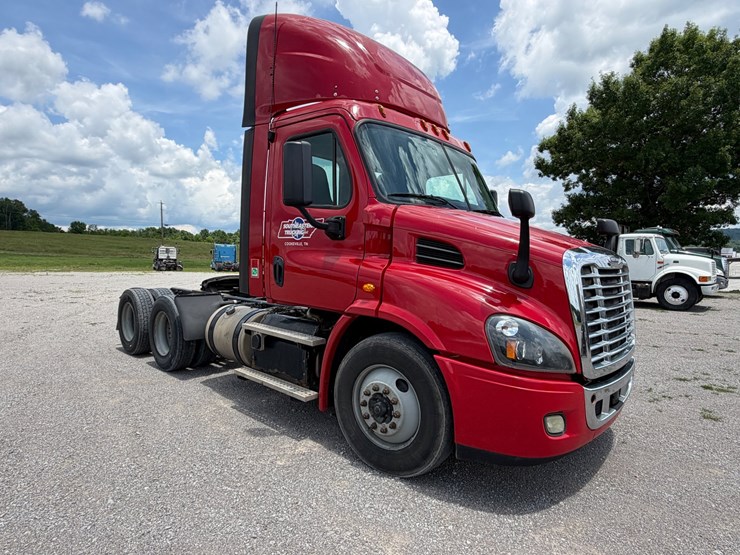 2016-freightliner-cascadia-113-image-2