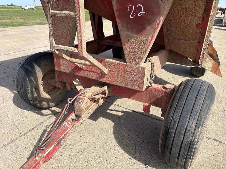 lundell-350-bushel-gravity-wagon-image-12