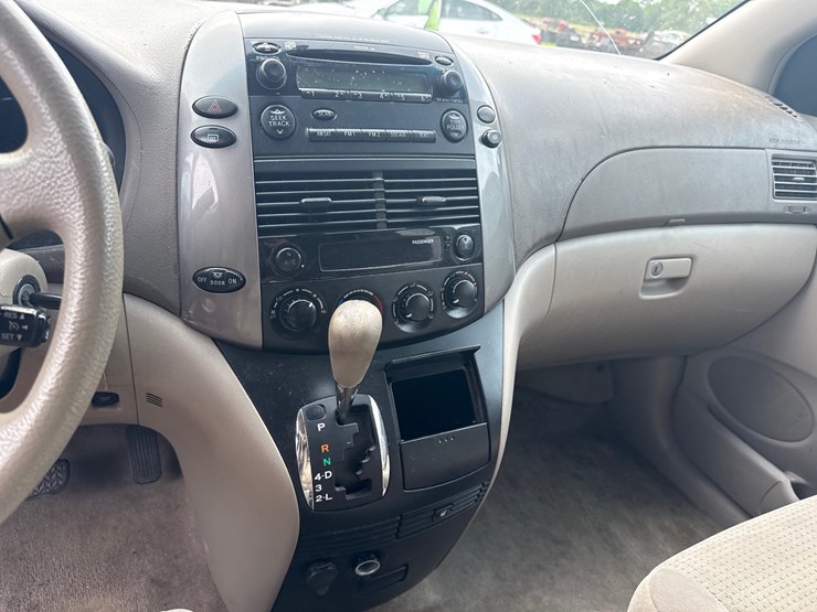 2009-toyota-sienna-image-25