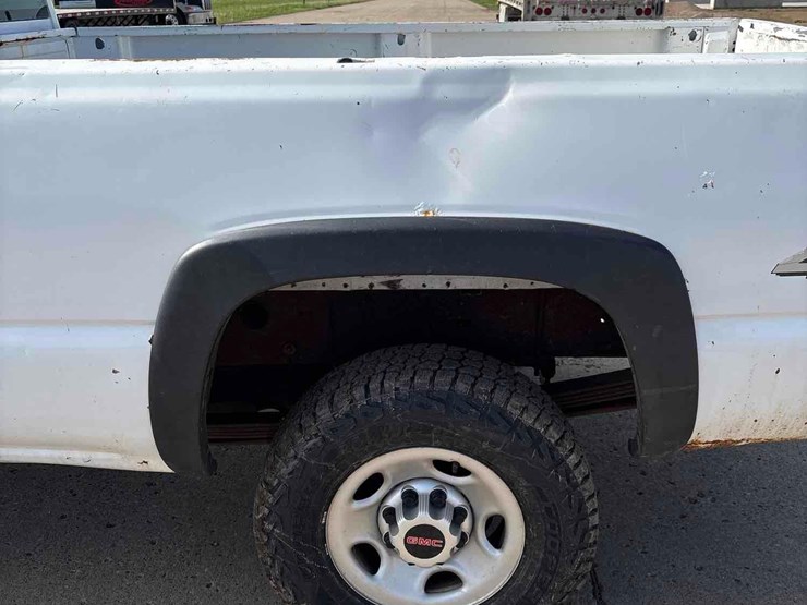 2004-chevrolet-2500hd-image-9
