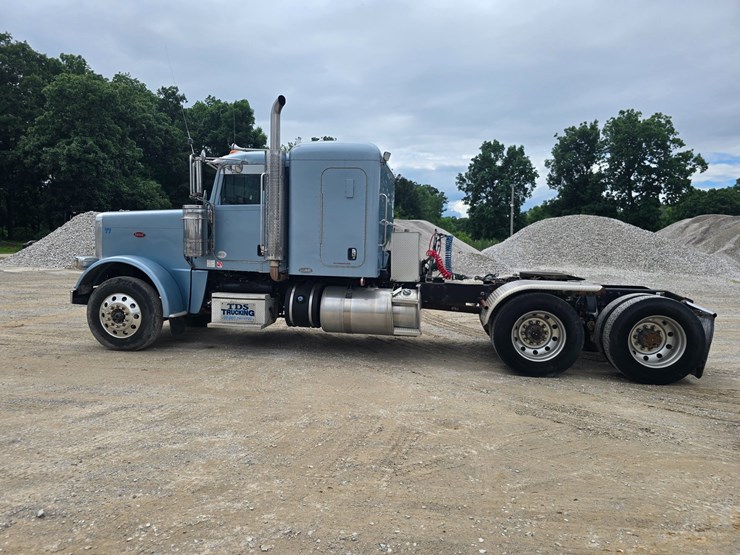 2011-peterbilt-388-image-8
