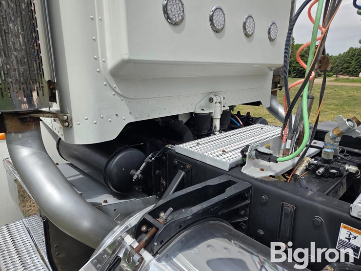 2009-peterbilt-384-image-14