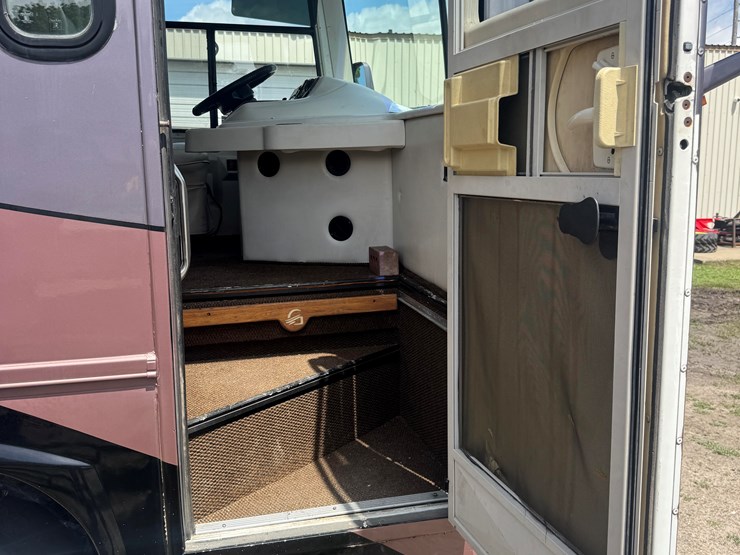 2003-gulfstream-motorhome-with-(4)-slideouts-cummins-diesel-pusher,-allison-automatic-image-18
