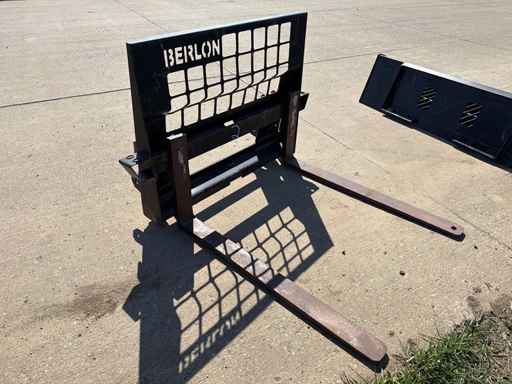 berlon-loader-mount-pallet-forks-image-2