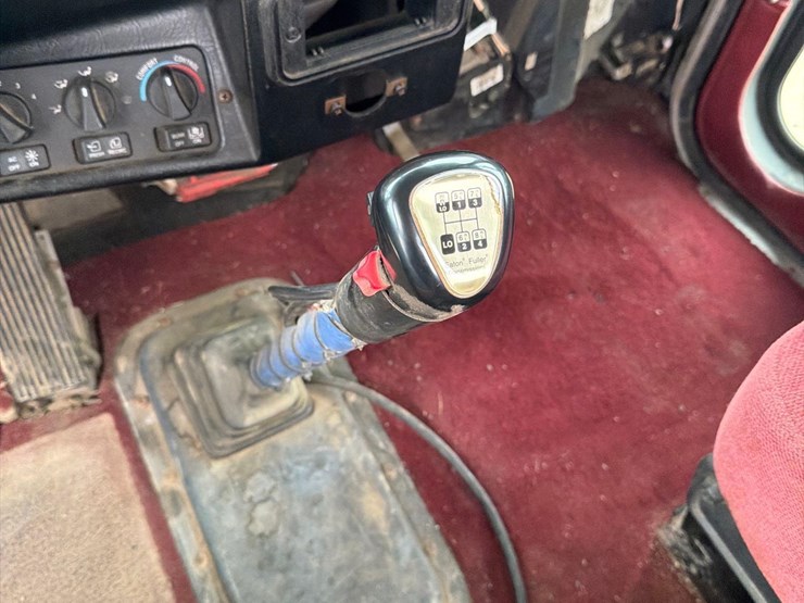 2000-peterbilt-379-image-36