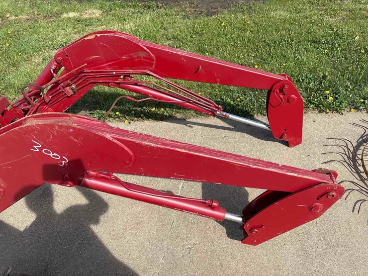international-quick-tach-loader-image-8