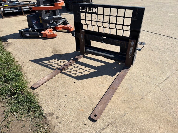 berlon-loader-mount-pallet-forks-image-1