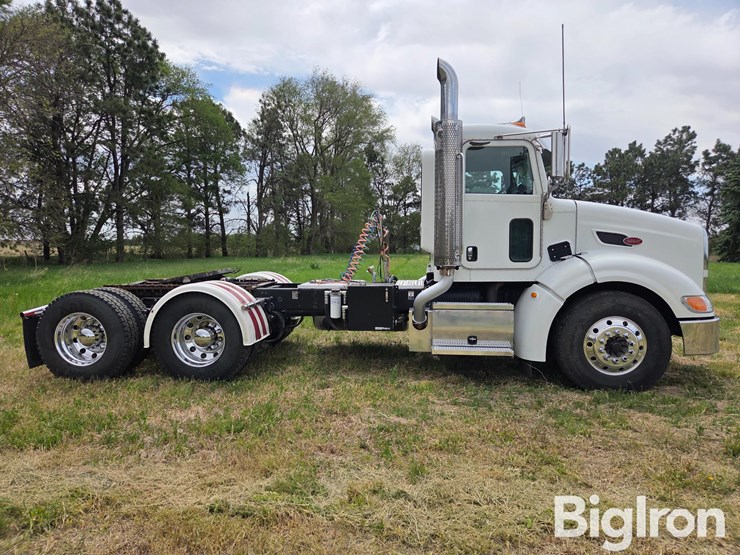 2009-peterbilt-384-image-4