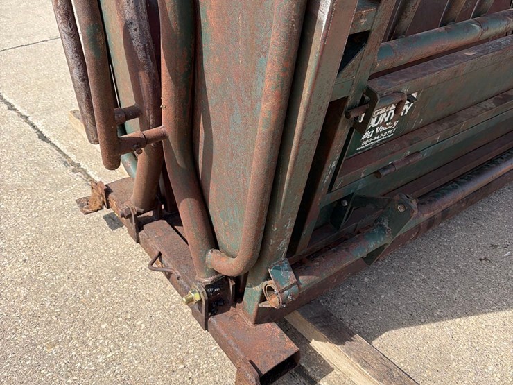 behlen-country-7ft-hydraulic-cattle-squeeze-chute-image-15