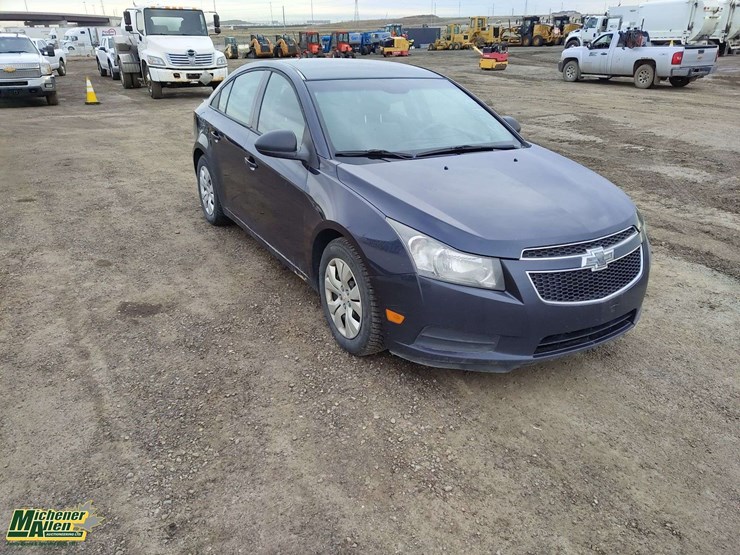 2014-chevrolet-cruze-2ls-4dr-sedan-image-2