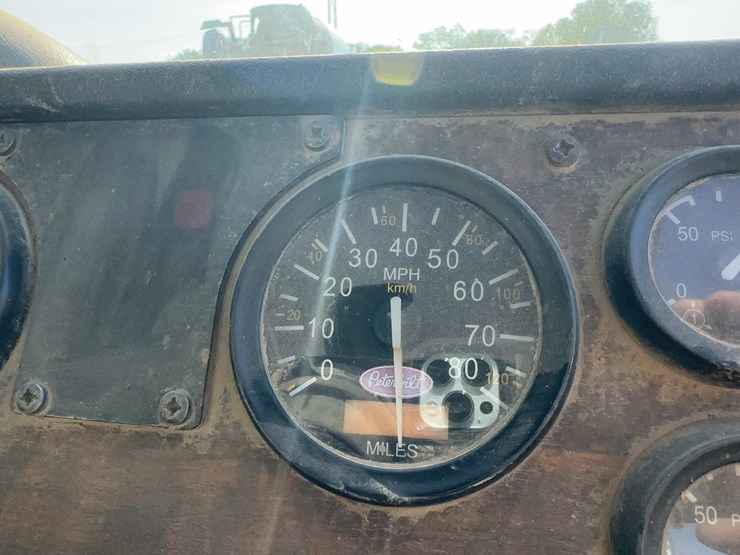 2004-peterbilt-320-image-13