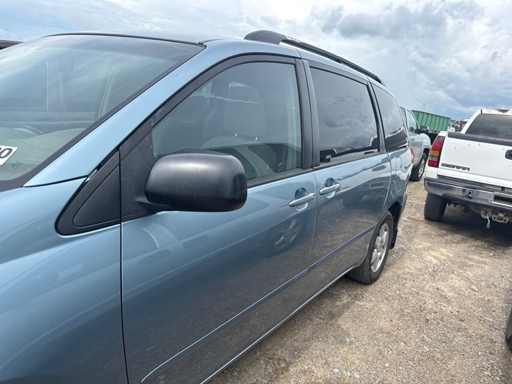2009-toyota-sienna-image-17