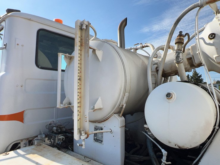 2001-mack-rd690s-image-19