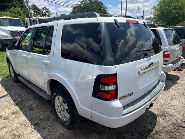2010-ford-explorer-xlt-image-5