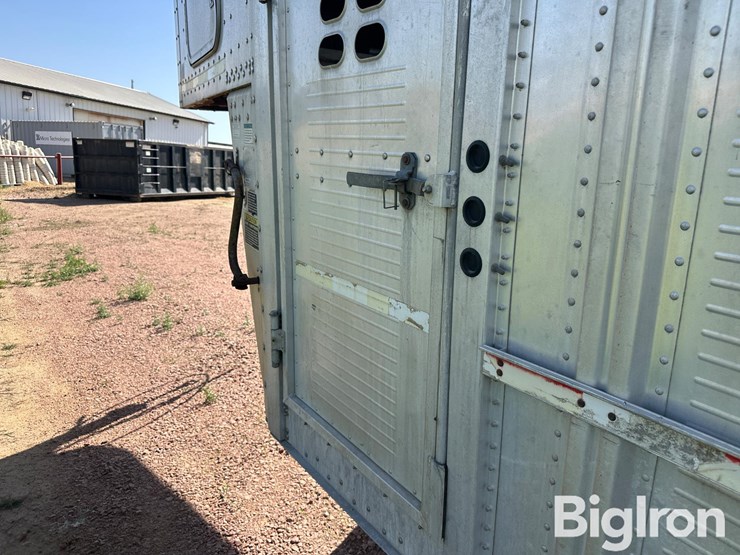 2004-wilson-livestock-trailer-image-11