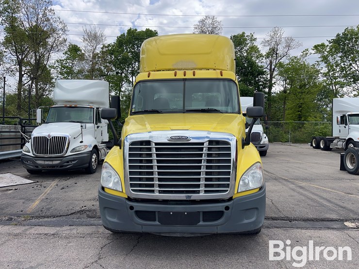 2016-freightliner-cascadia-125-image-2