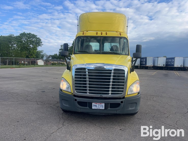2016-freightliner-cascadia-125-image-2