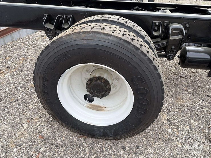 2011-kenworth-t300-image-20