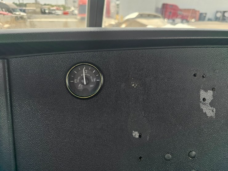 2014-peterbilt-365-image-90