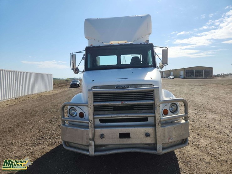 2000-freightliner-fl112-image-15