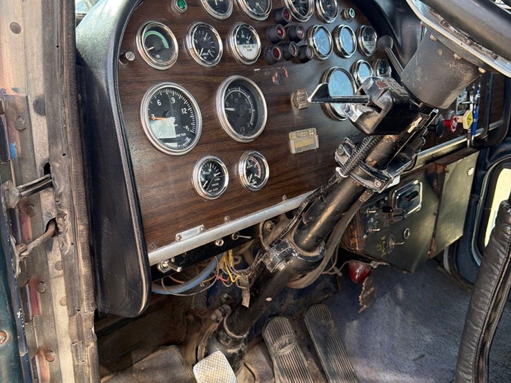 1981-peterbilt-359-image-42