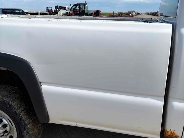2004-chevrolet-2500hd-image-25