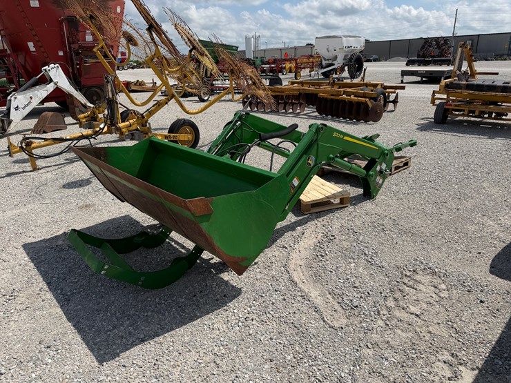 2022-john-deere-520m-image-1