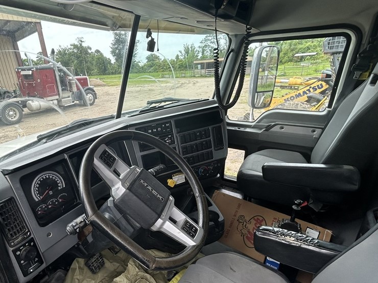 2019-mack-granite-104fr-image-13