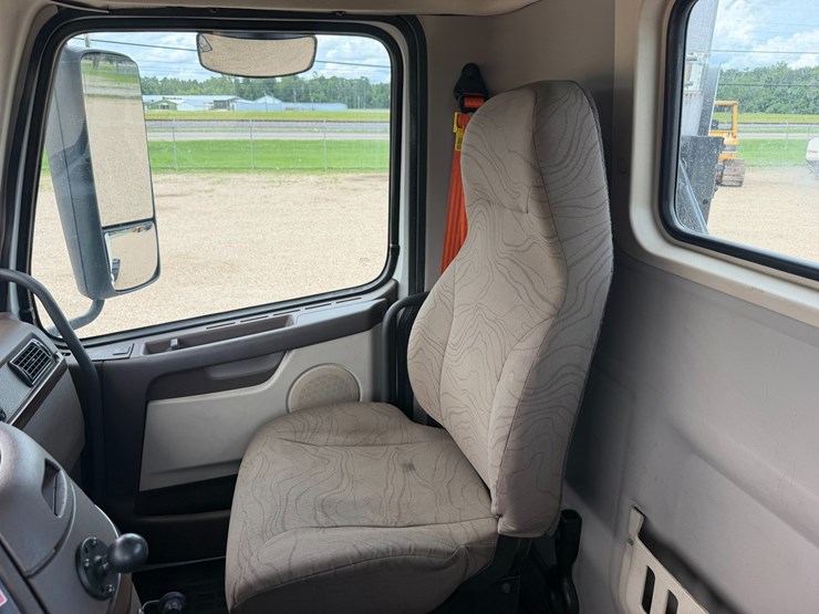 #16284-•-2018-volvo-truck-image-15