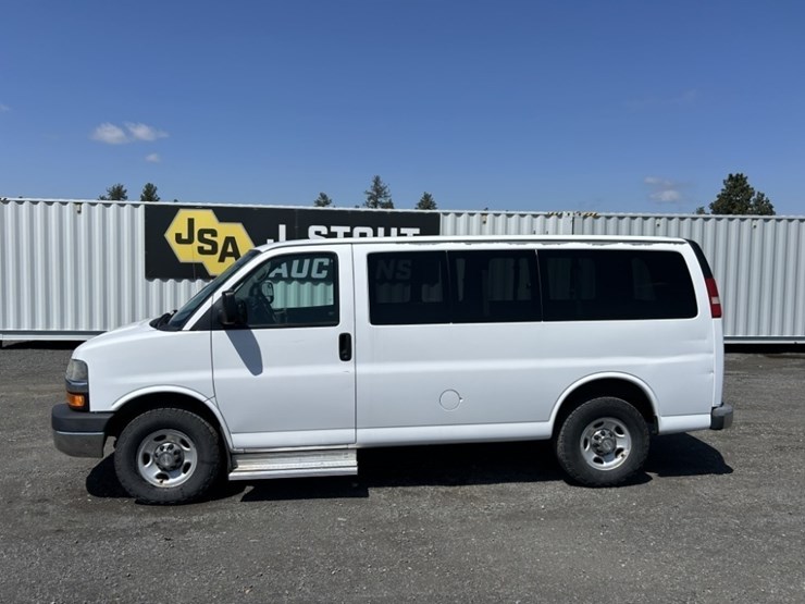 2010-chevrolet-express-passenger-van-image-2