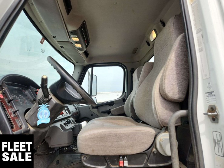 2013-freightliner-m2-106-image-15