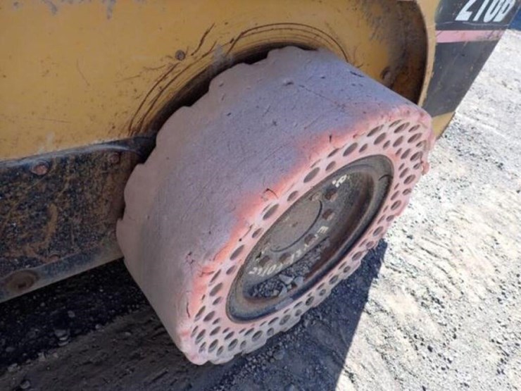 2006-caterpillar-216b-image-41