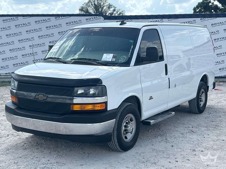 2017-chevrolet-express-2500-image-1