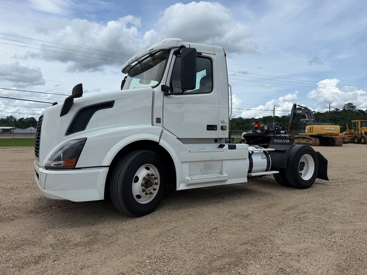 #16284-•-2018-volvo-truck-image-1
