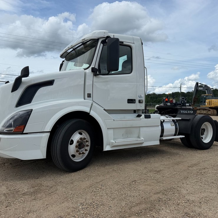 #16284 • 2018 VOLVO TRUCK