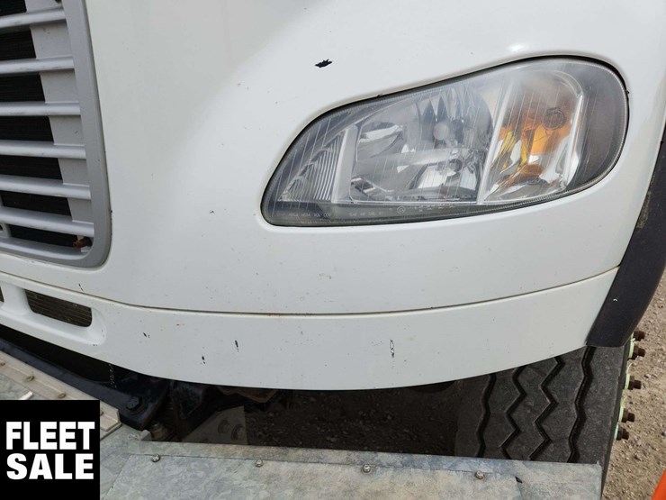 2013-freightliner-m2-106-image-34