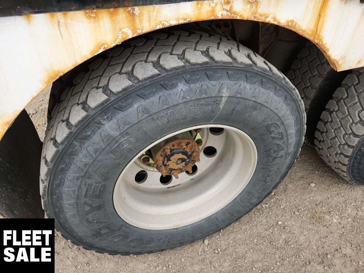 2013-freightliner-m2-106-image-12
