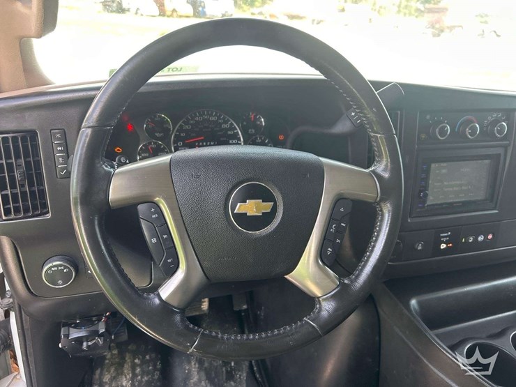 2017-chevrolet-express-2500-image-11