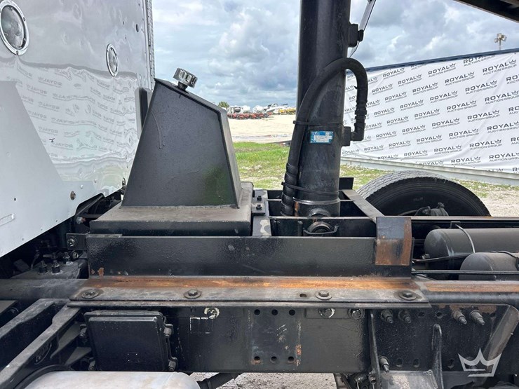 2015-peterbilt-567-image-27
