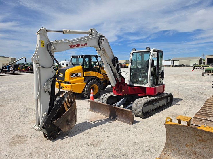 2016-takeuchi-tb280fr-image-1