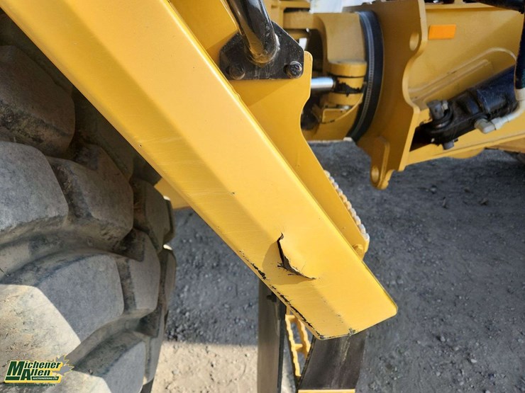 2017-caterpillar-730-image-35