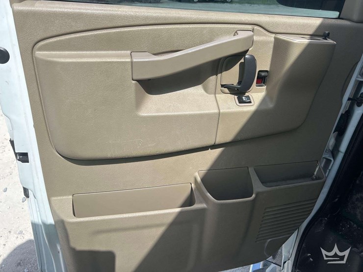 2017-chevrolet-express-2500-image-14