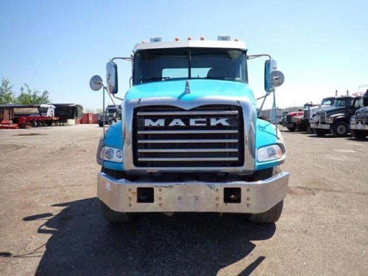 2015-mack-granite-gu813-image-2