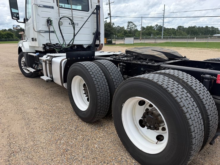#16283-•-2014-volvo-truck-image-5