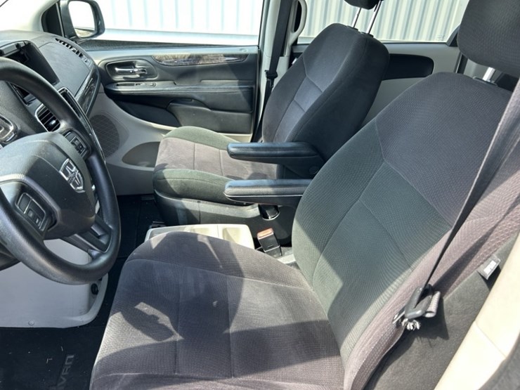 2011-dodge-grand-caravan-image-17