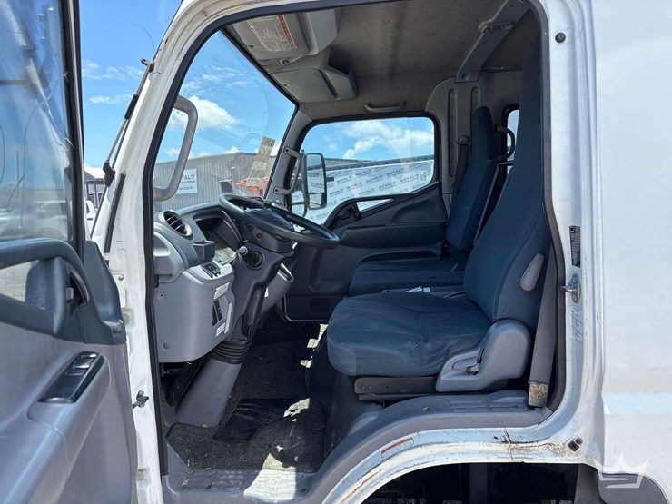 2015-mitsubishi-fuso-fec72w-image-6