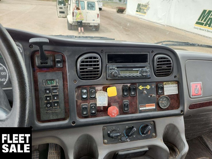 2013-freightliner-m2-106-image-18