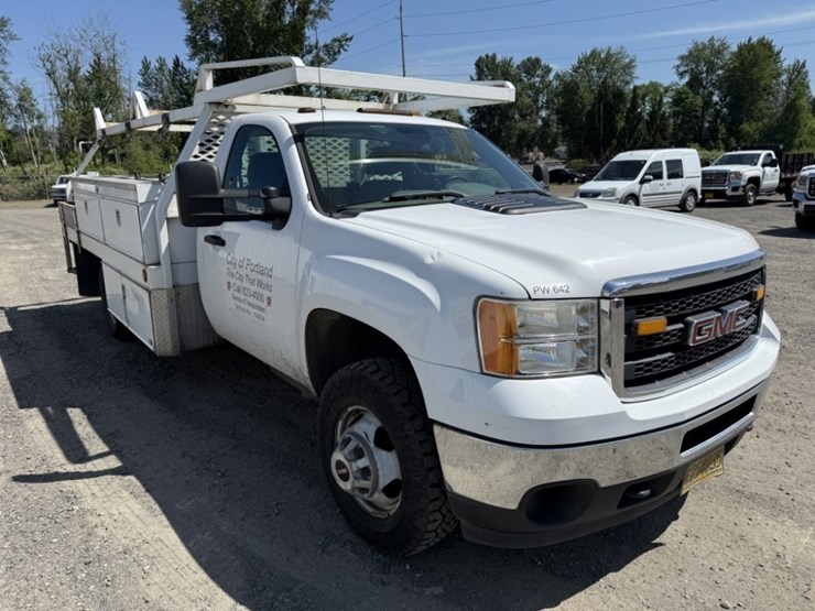 2011-gmc-sierra-2500-image-2